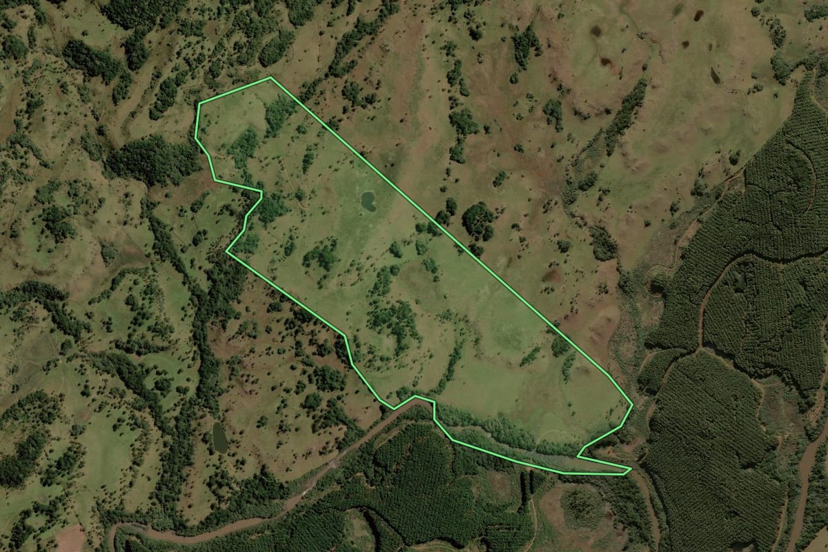 Imagem de satélite do imóvel rural em Lages (SC), com o contorno declarado no CAR desenhado por cima.