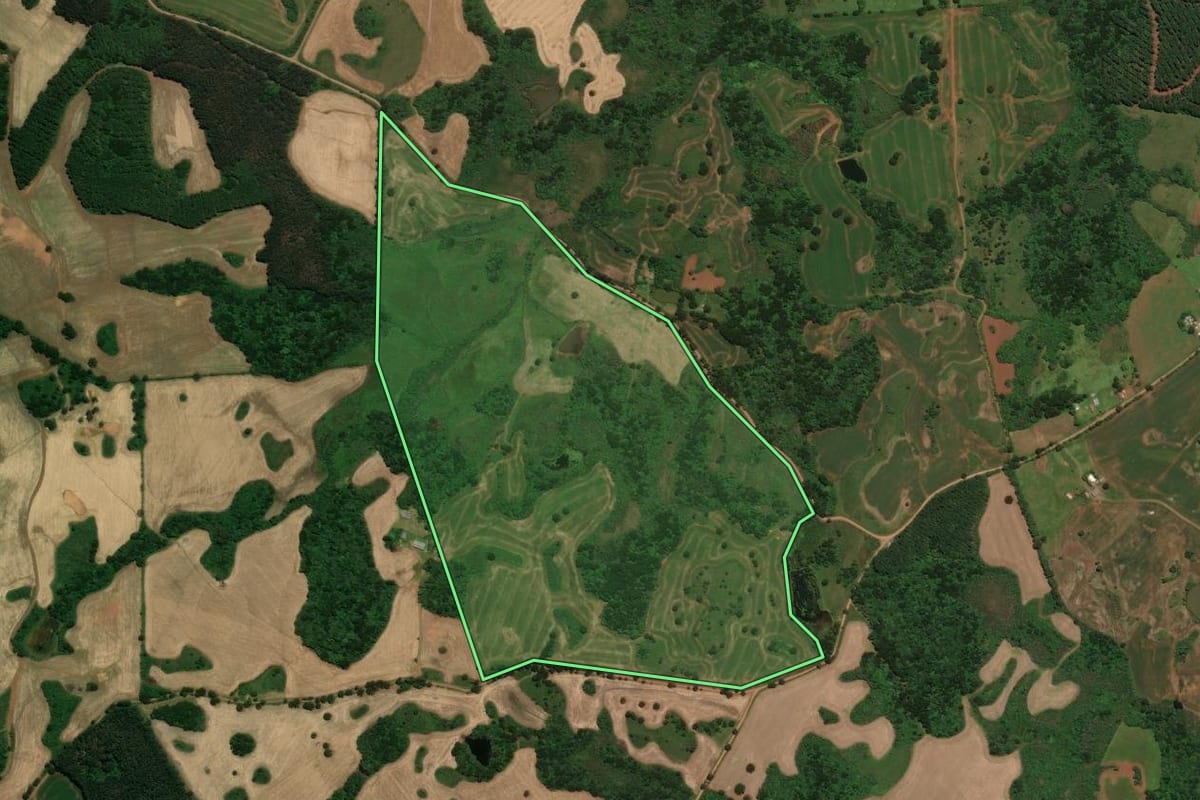 Imagem de satélite do imóvel rural em Lages (SC), com o contorno declarado no CAR desenhado por cima.