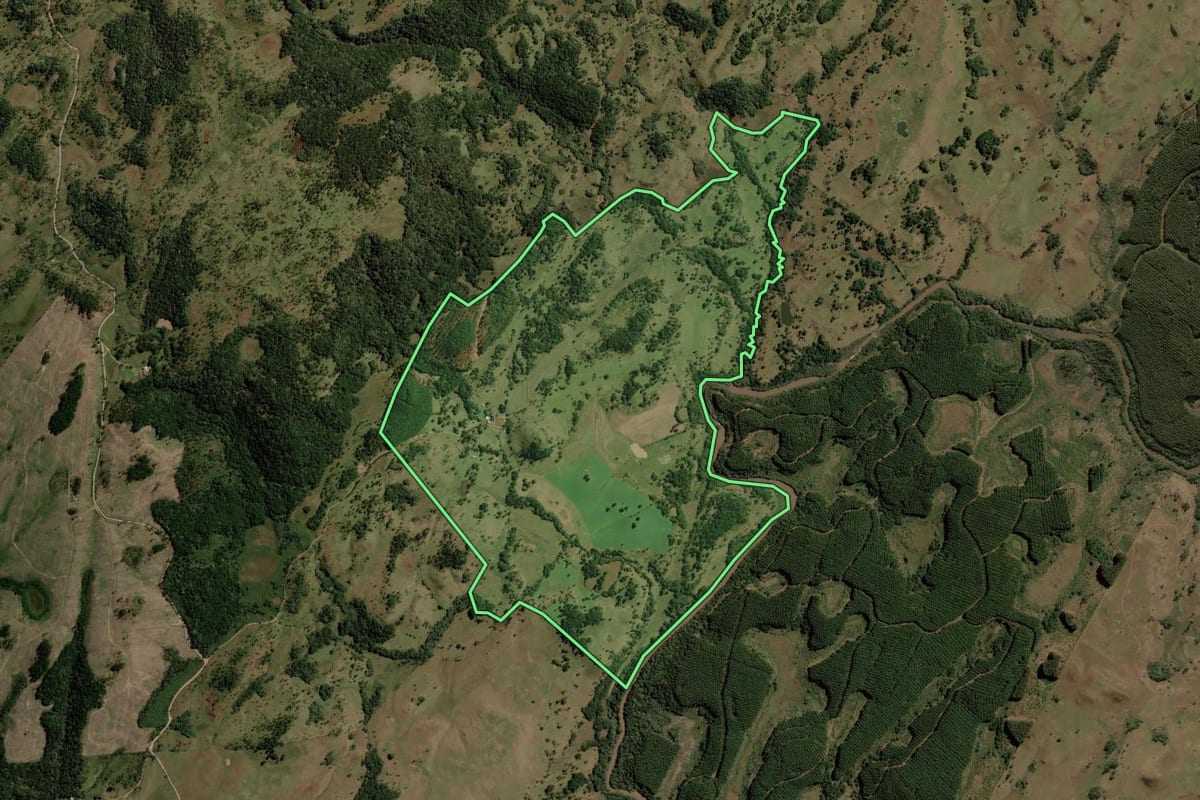 Imagem de satélite do imóvel rural em Lages (SC), com o contorno declarado no CAR desenhado por cima.