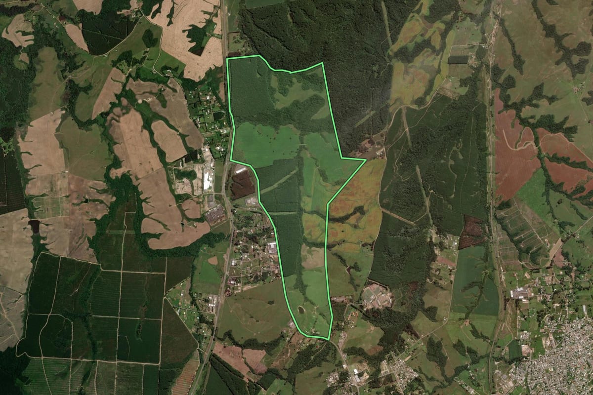 Imagem de satélite do imóvel rural em Lages (SC), com o contorno declarado no CAR desenhado por cima.