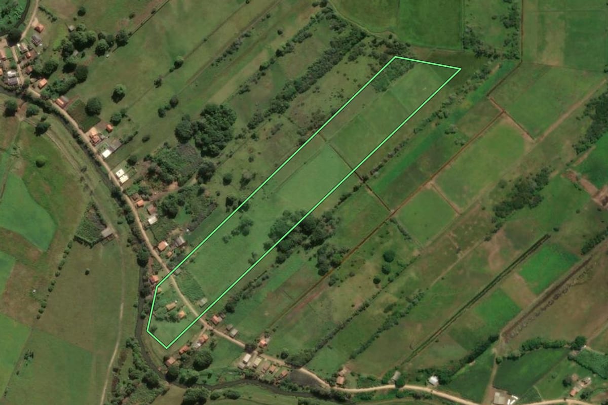 Imagem de satélite do imóvel rural em Laguna (SC), com o contorno declarado no CAR desenhado por cima.