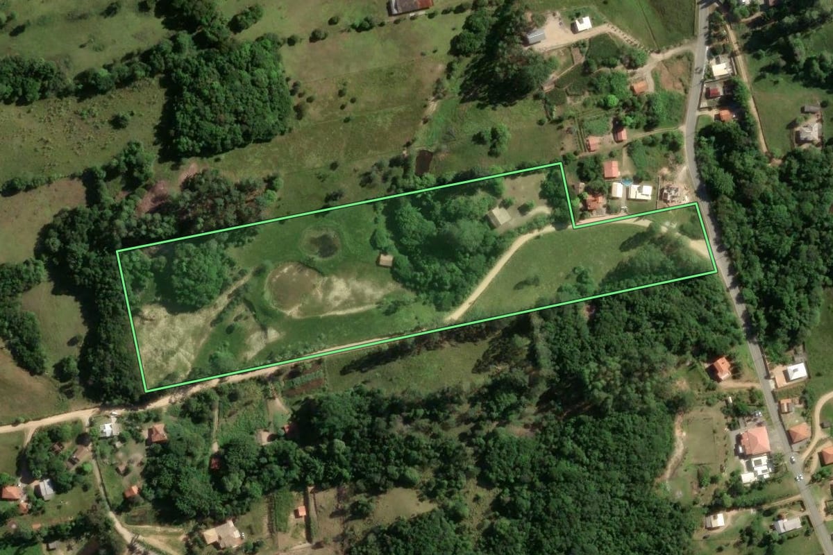 Imagem de satélite do imóvel rural em Laguna (SC), com o contorno declarado no CAR desenhado por cima.