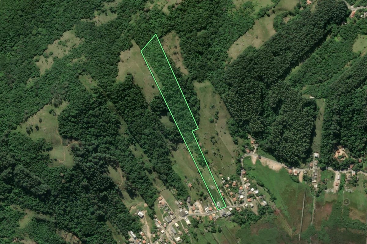 Imagem de satélite do imóvel rural em Laguna (SC), com o contorno declarado no CAR desenhado por cima.