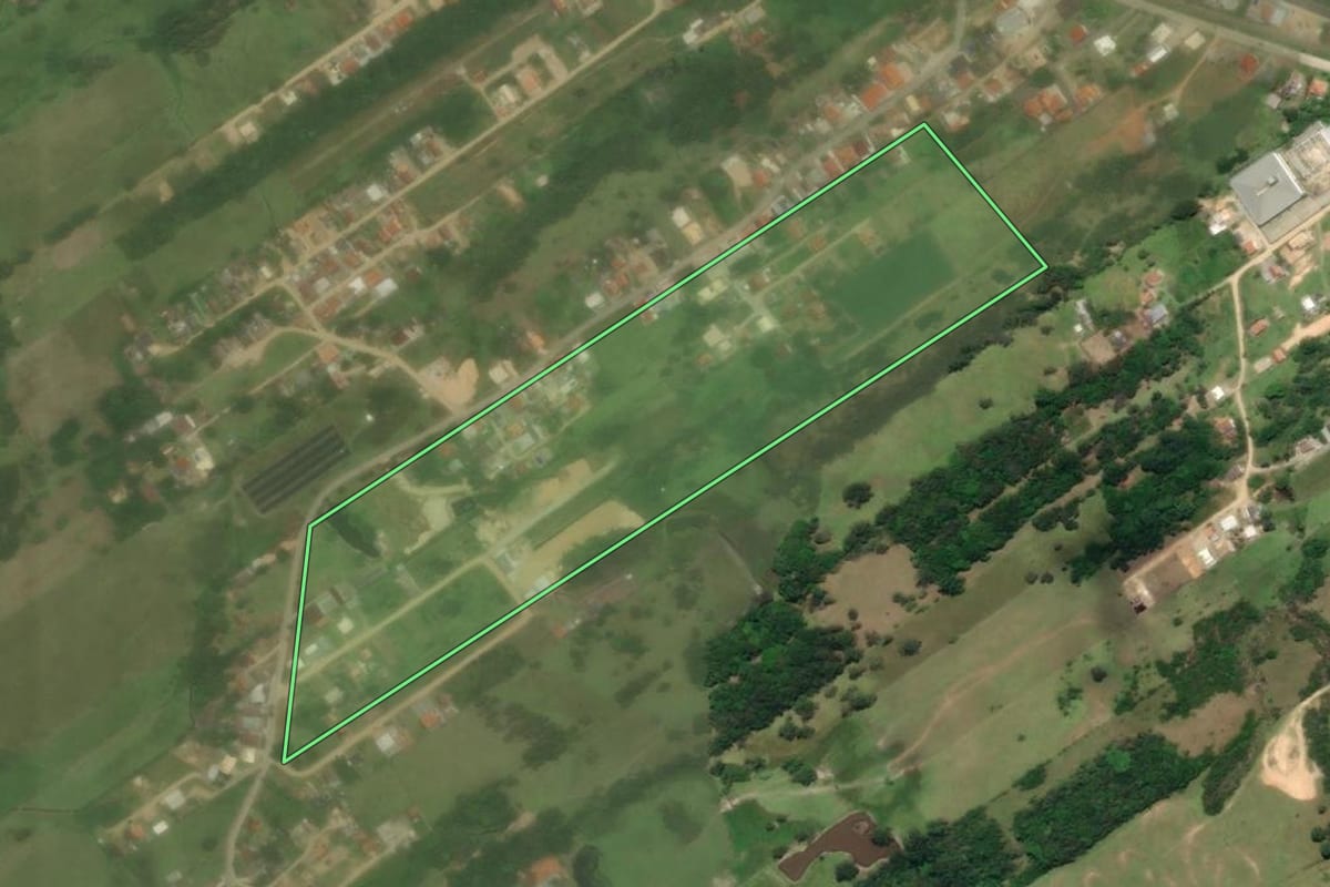 Imagem de satélite do imóvel rural em Laguna (SC), com o contorno declarado no CAR desenhado por cima.