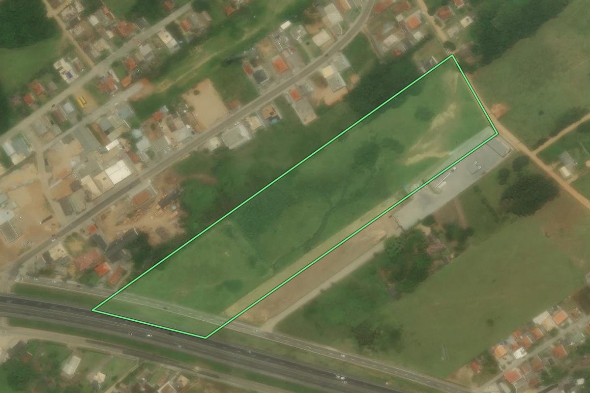 Imagem de satélite do imóvel rural em Laguna (SC), com o contorno declarado no CAR desenhado por cima.