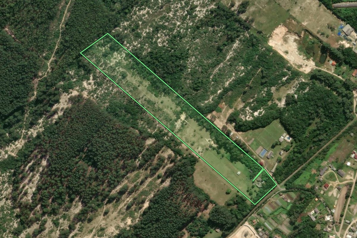 Imagem de satélite do imóvel rural em Laguna (SC), com o contorno declarado no CAR desenhado por cima.