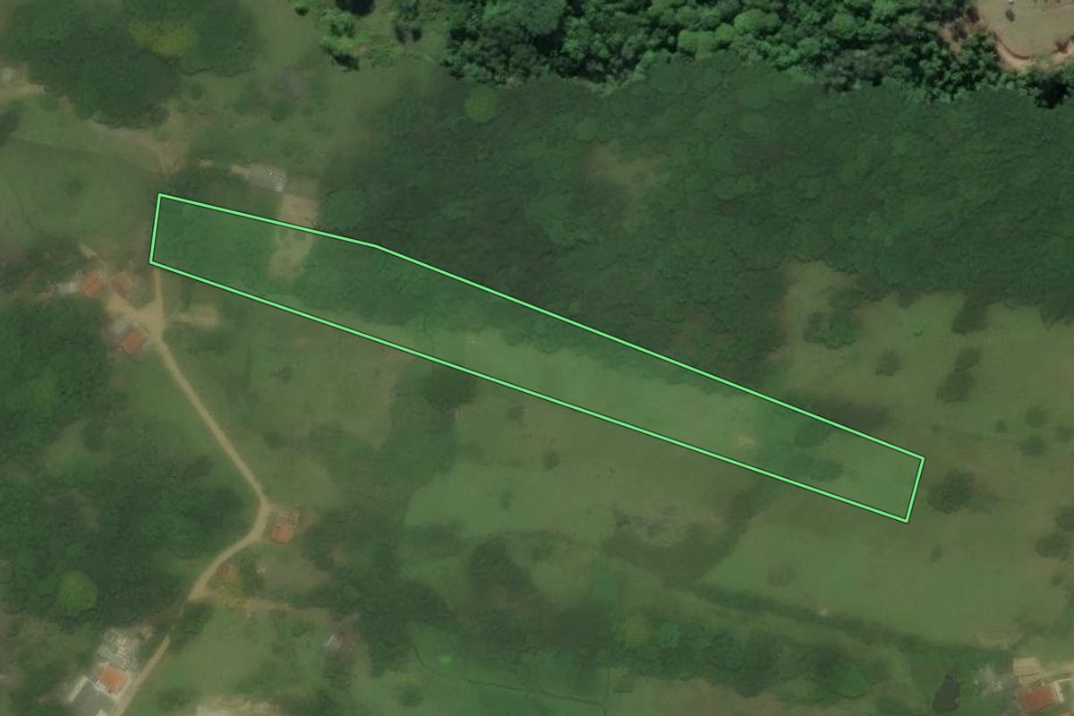 Imagem de satélite do imóvel rural em Laguna (SC), com o contorno declarado no CAR desenhado por cima.
