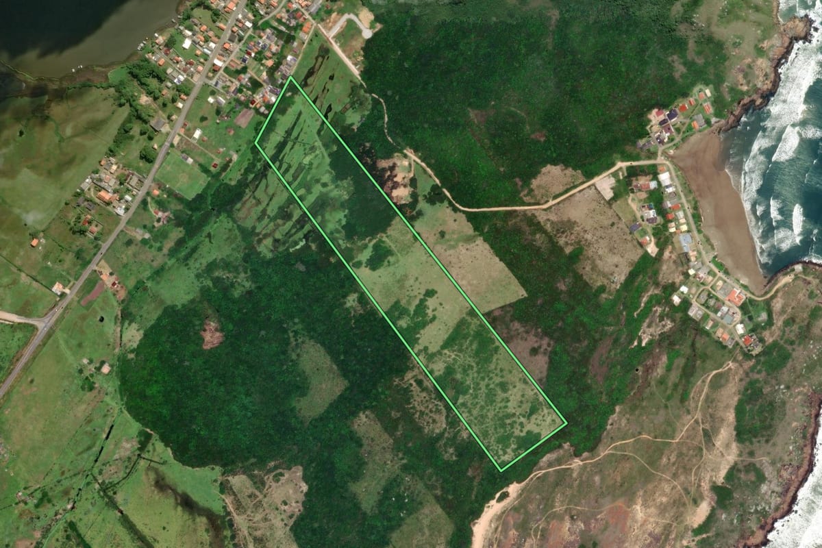 Imagem de satélite do imóvel rural em Laguna (SC), com o contorno declarado no CAR desenhado por cima.