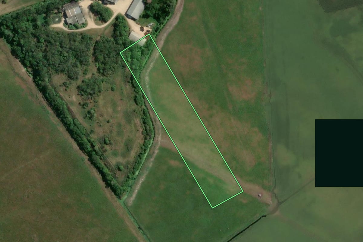 Imagem de satélite do imóvel rural em Laguna (SC), com o contorno declarado no CAR desenhado por cima.