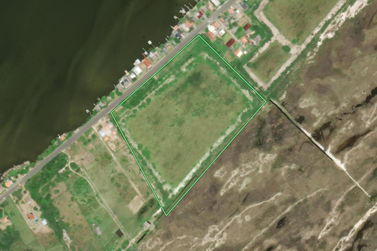 Imagem de satélite do imóvel rural em Laguna (SC), com o contorno declarado no CAR desenhado por cima.