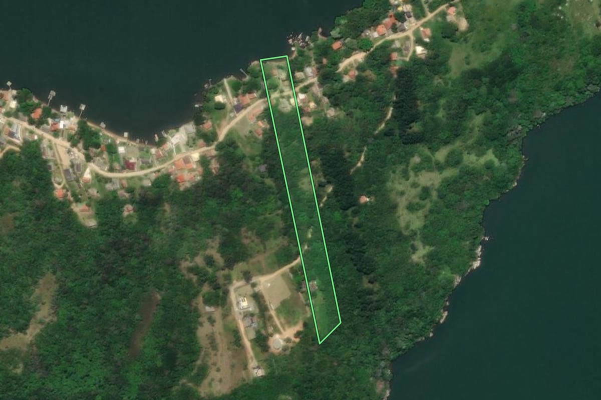 Imagem de satélite do imóvel rural em Laguna (SC), com o contorno declarado no CAR desenhado por cima.