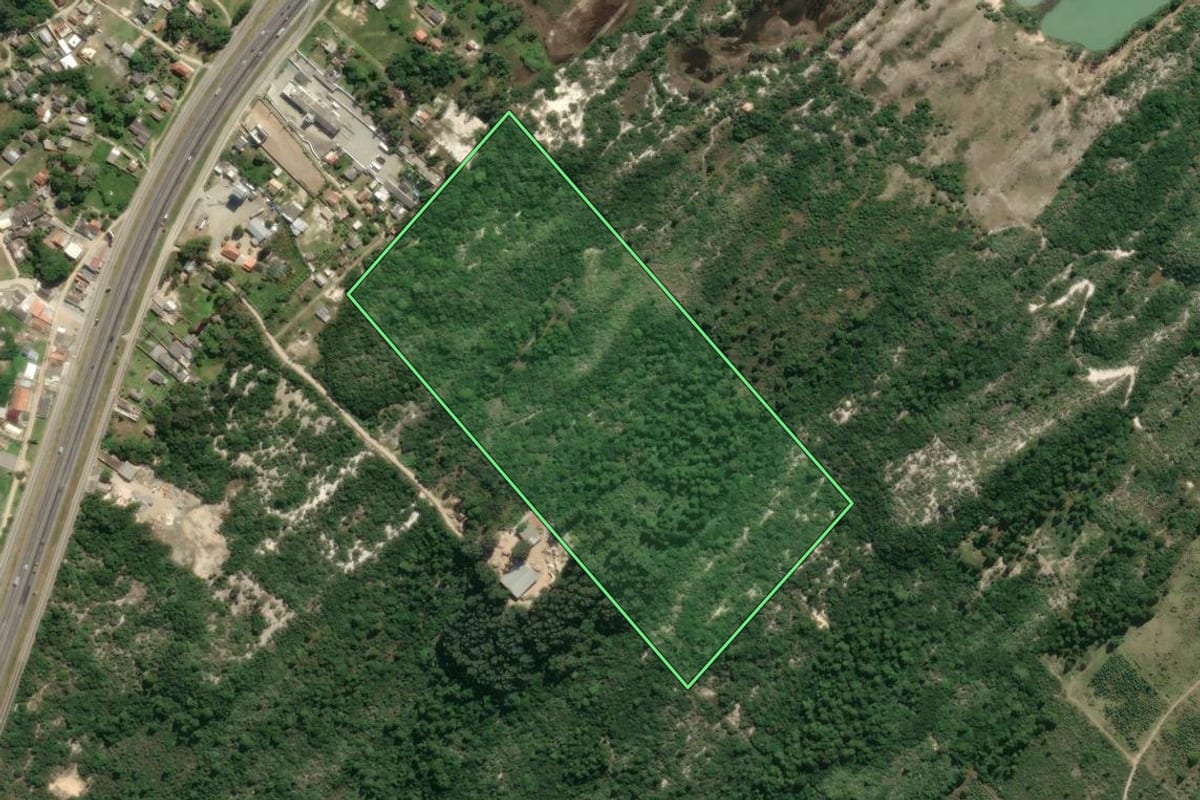 Imagem de satélite do imóvel rural em Laguna (SC), com o contorno declarado no CAR desenhado por cima.