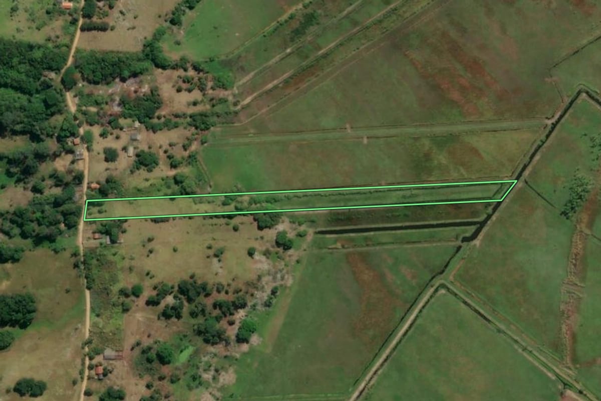 Imagem de satélite do imóvel rural em Laguna (SC), com o contorno declarado no CAR desenhado por cima.