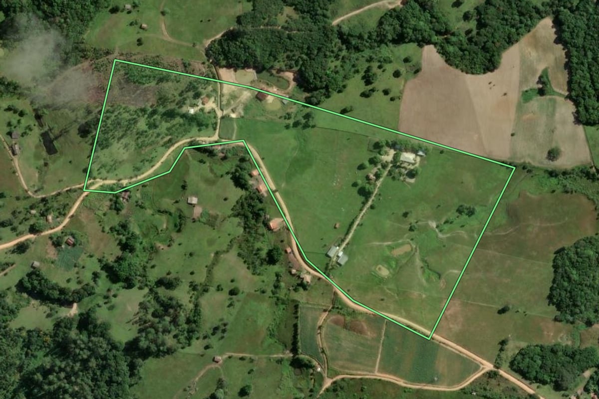 Imagem de satélite do imóvel rural em Laguna (SC), com o contorno declarado no CAR desenhado por cima.
