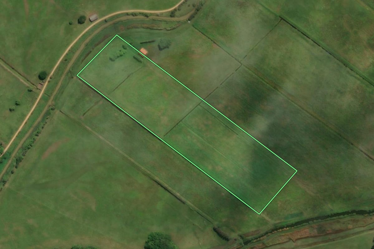 Imagem de satélite do imóvel rural em Laguna (SC), com o contorno declarado no CAR desenhado por cima.