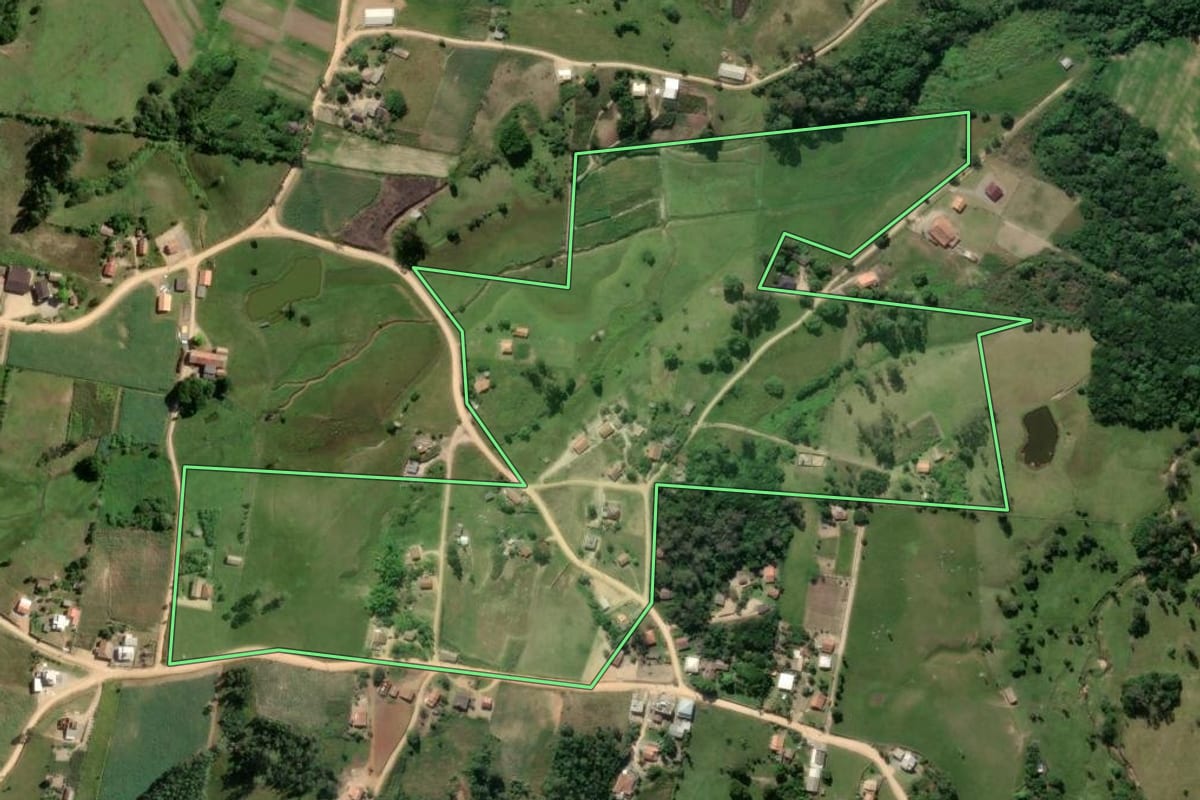 Imagem de satélite do imóvel rural em Laguna (SC), com o contorno declarado no CAR desenhado por cima.