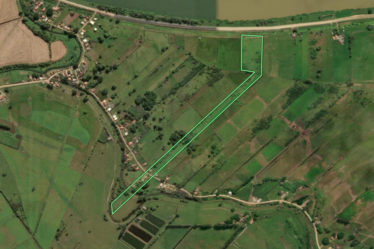Imagem de satélite do imóvel rural em Laguna (SC), com o contorno declarado no CAR desenhado por cima.
