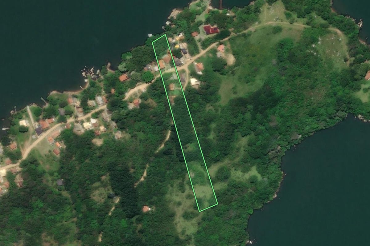 Imagem de satélite do imóvel rural em Laguna (SC), com o contorno declarado no CAR desenhado por cima.