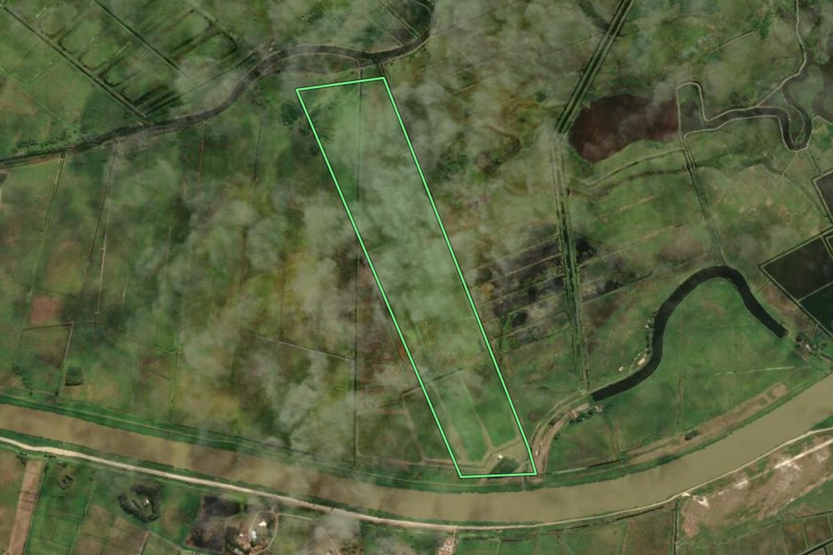 Imagem de satélite do imóvel rural em Laguna (SC), com o contorno declarado no CAR desenhado por cima.