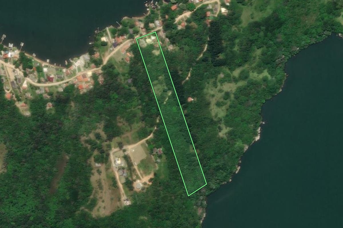 Imagem de satélite do imóvel rural em Laguna (SC), com o contorno declarado no CAR desenhado por cima.