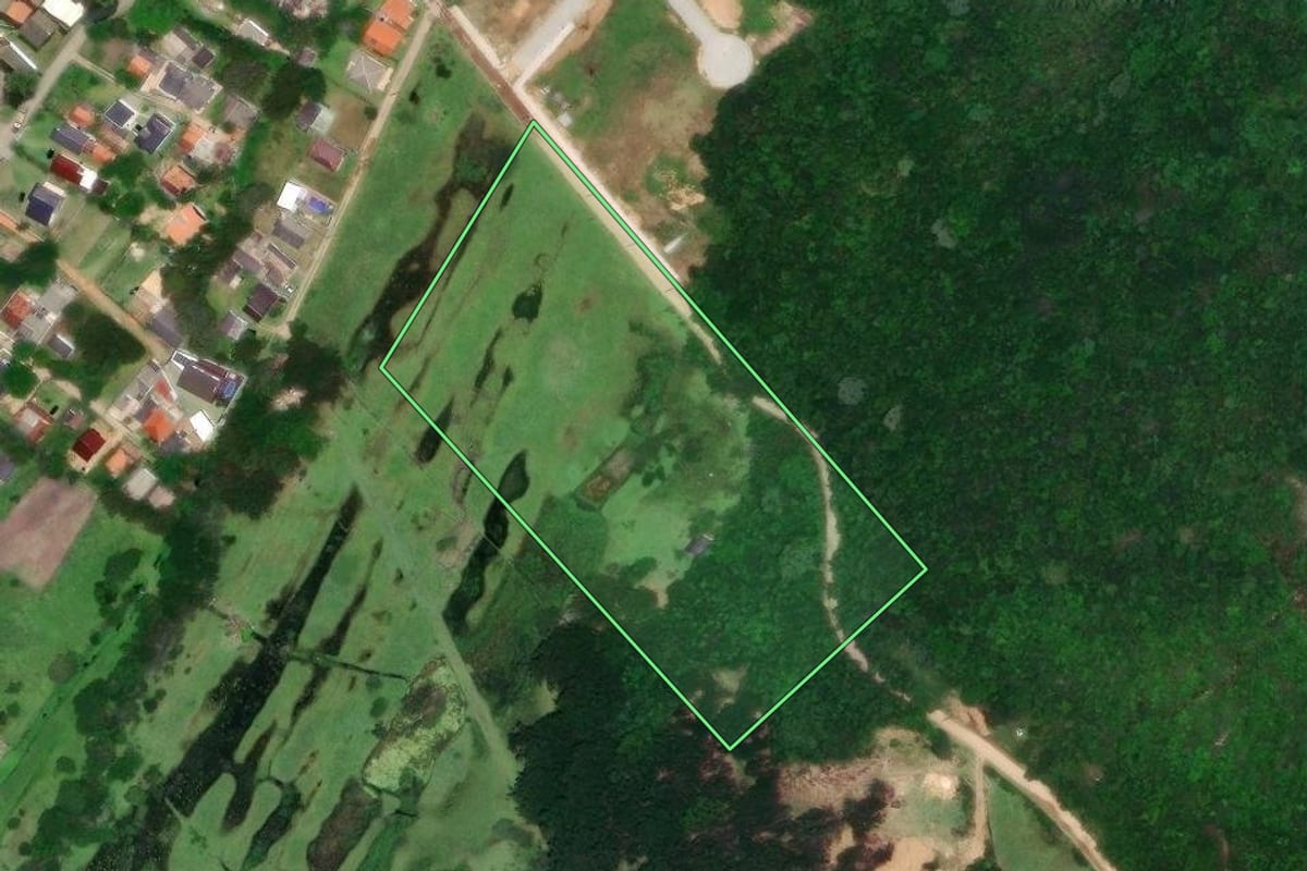 Imagem de satélite do imóvel rural em Laguna (SC), com o contorno declarado no CAR desenhado por cima.