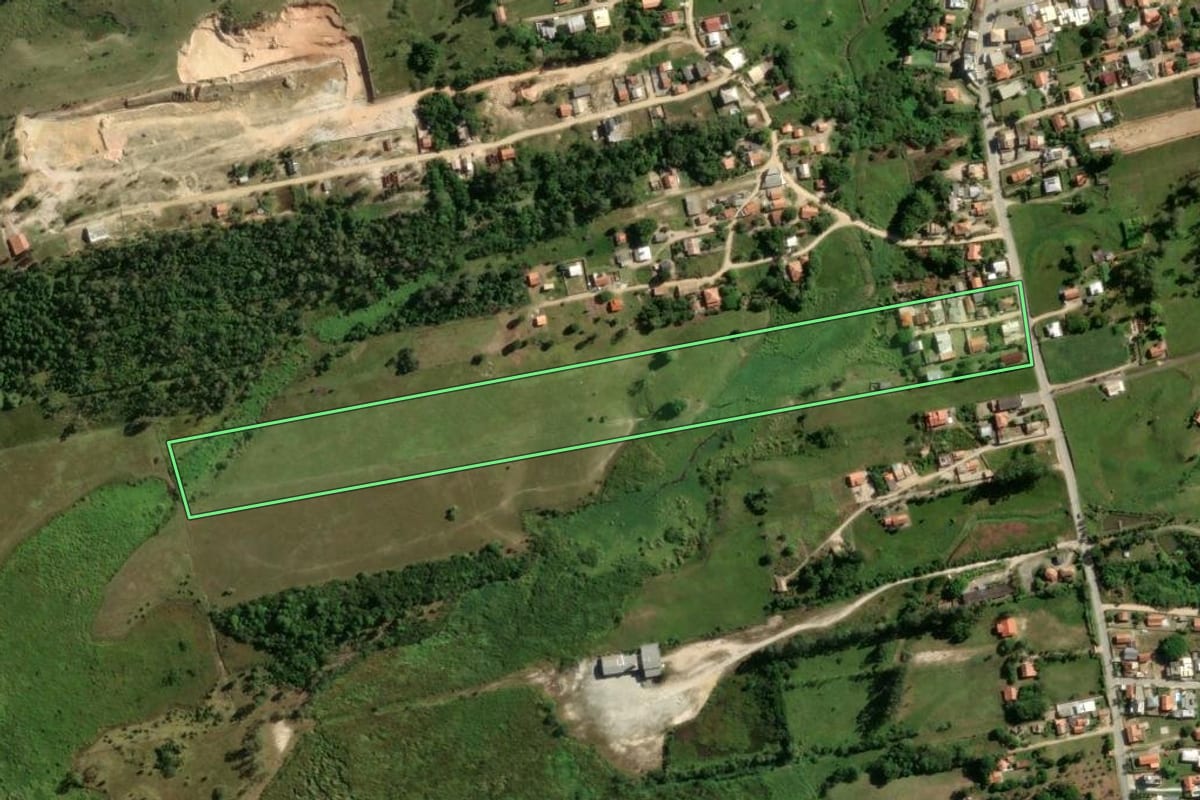 Imagem de satélite do imóvel rural em Laguna (SC), com o contorno declarado no CAR desenhado por cima.