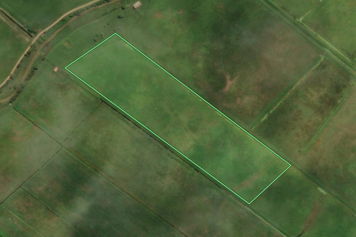 Imagem de satélite do imóvel rural em Laguna (SC), com o contorno declarado no CAR desenhado por cima.