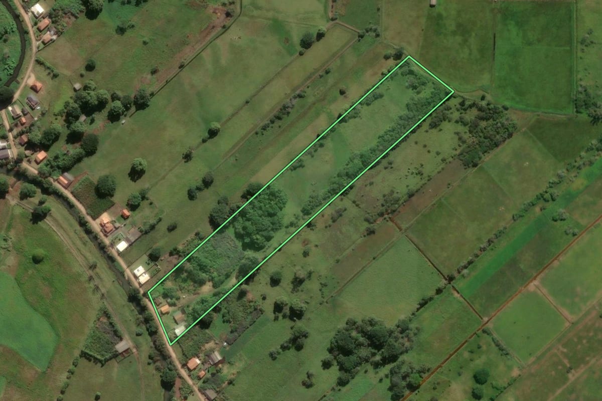Imagem de satélite do imóvel rural em Laguna (SC), com o contorno declarado no CAR desenhado por cima.