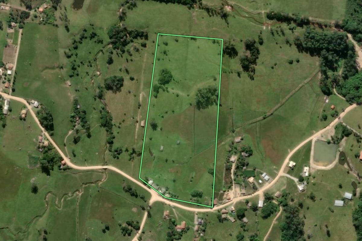 Imagem de satélite do imóvel rural em Laguna (SC), com o contorno declarado no CAR desenhado por cima.