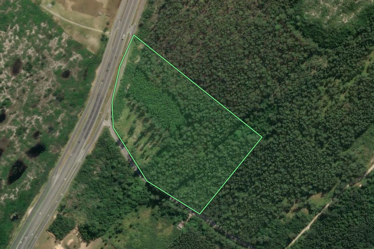 Imagem de satélite do imóvel rural em Laguna (SC), com o contorno declarado no CAR desenhado por cima.