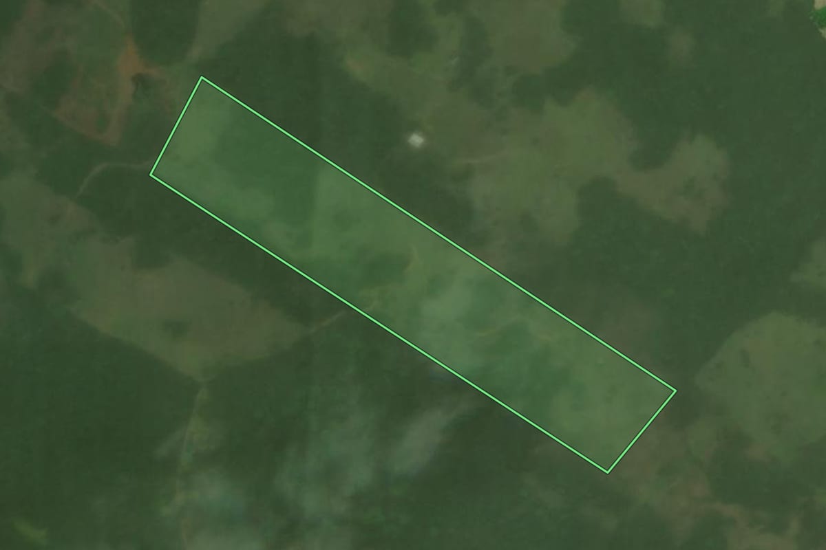 Imagem de satélite do imóvel rural em Laguna (SC), com o contorno declarado no CAR desenhado por cima.