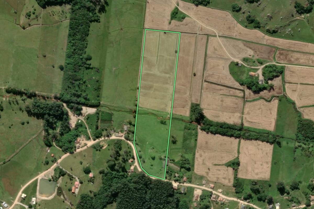 Imagem de satélite do imóvel rural em Laguna (SC), com o contorno declarado no CAR desenhado por cima.