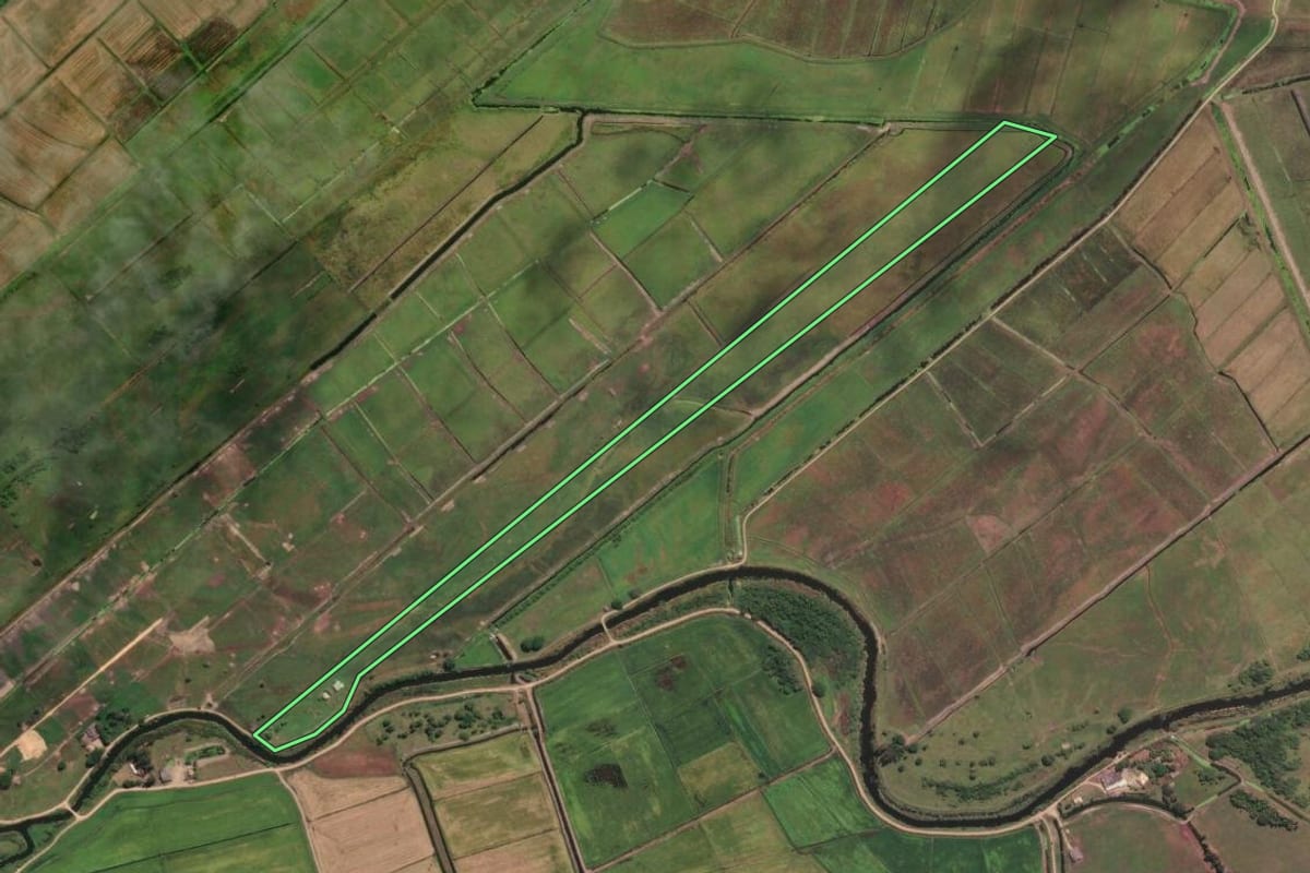 Imagem de satélite do imóvel rural em Laguna (SC), com o contorno declarado no CAR desenhado por cima.