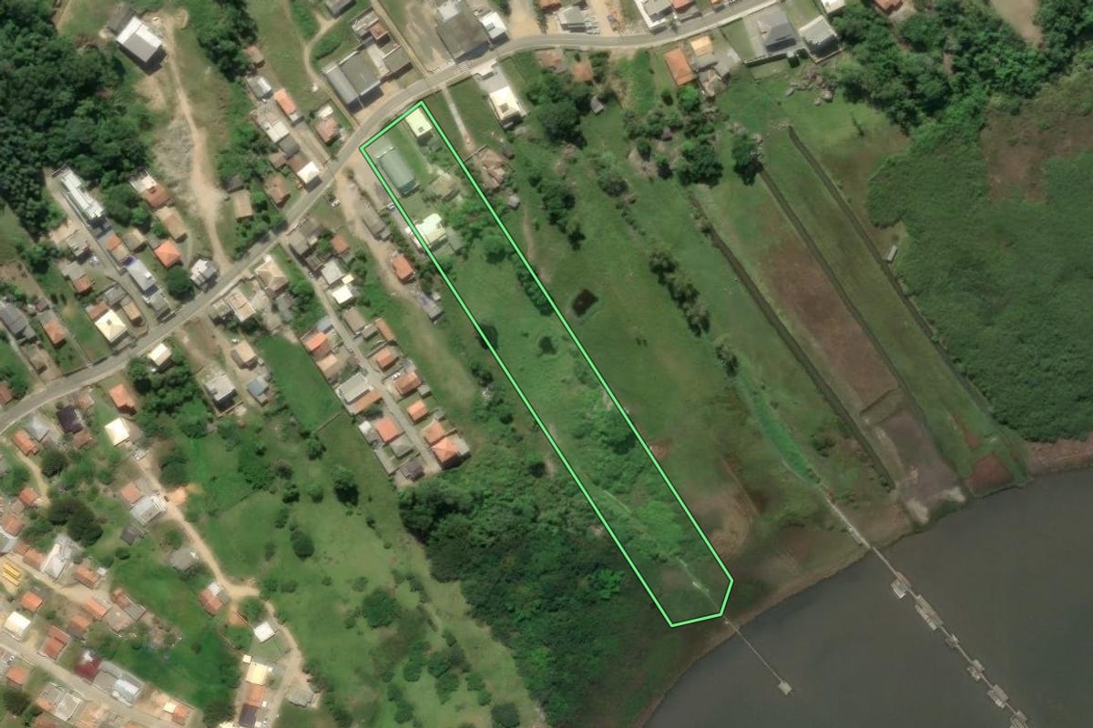 Imagem de satélite do imóvel rural em Laguna (SC), com o contorno declarado no CAR desenhado por cima.