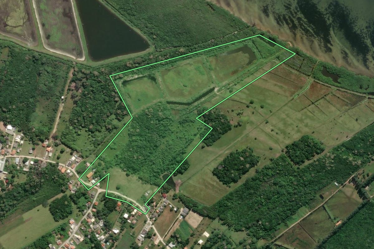 Imagem de satélite do imóvel rural em Laguna (SC), com o contorno declarado no CAR desenhado por cima.