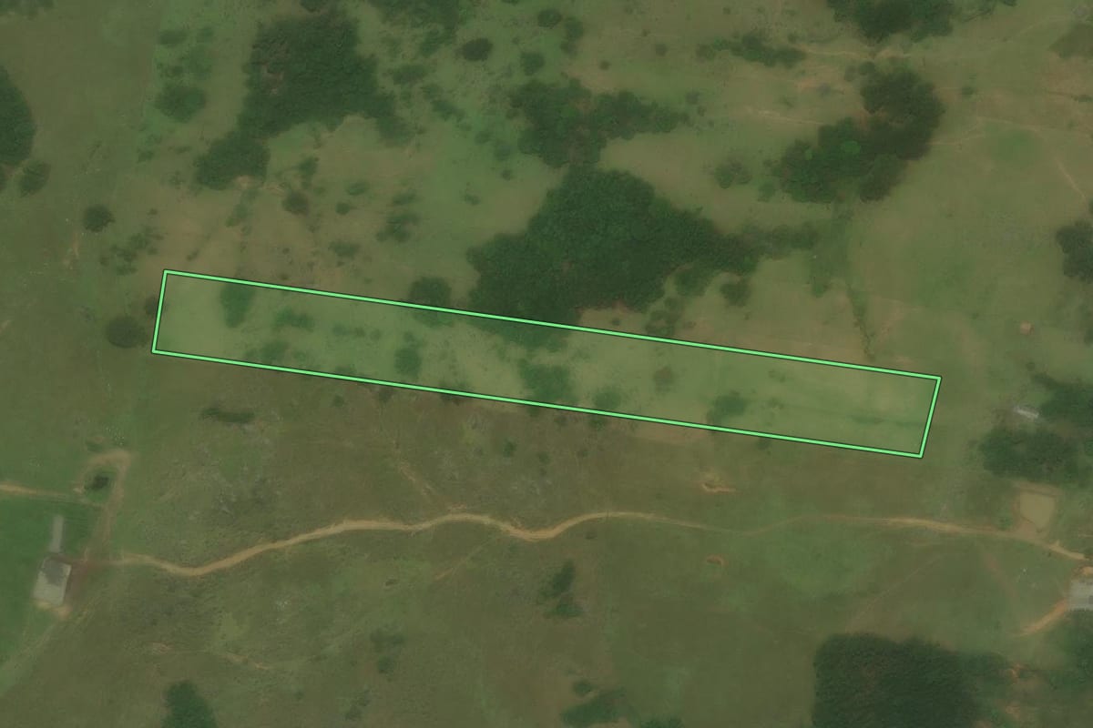 Imagem de satélite do imóvel rural em Laguna (SC), com o contorno declarado no CAR desenhado por cima.