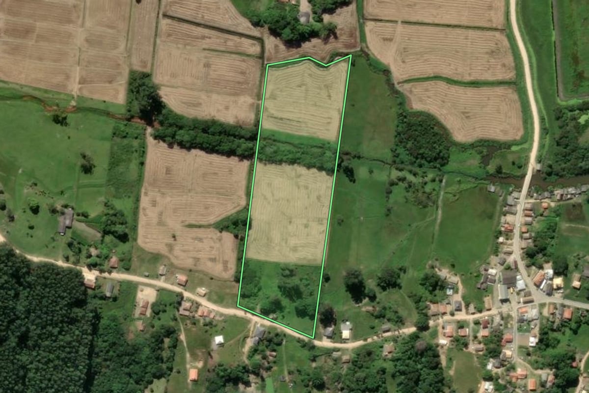 Imagem de satélite do imóvel rural em Laguna (SC), com o contorno declarado no CAR desenhado por cima.