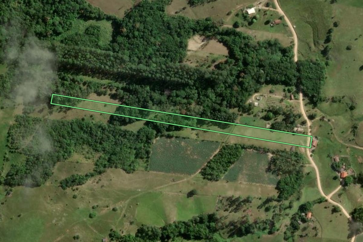 Imagem de satélite do imóvel rural em Laguna (SC), com o contorno declarado no CAR desenhado por cima.