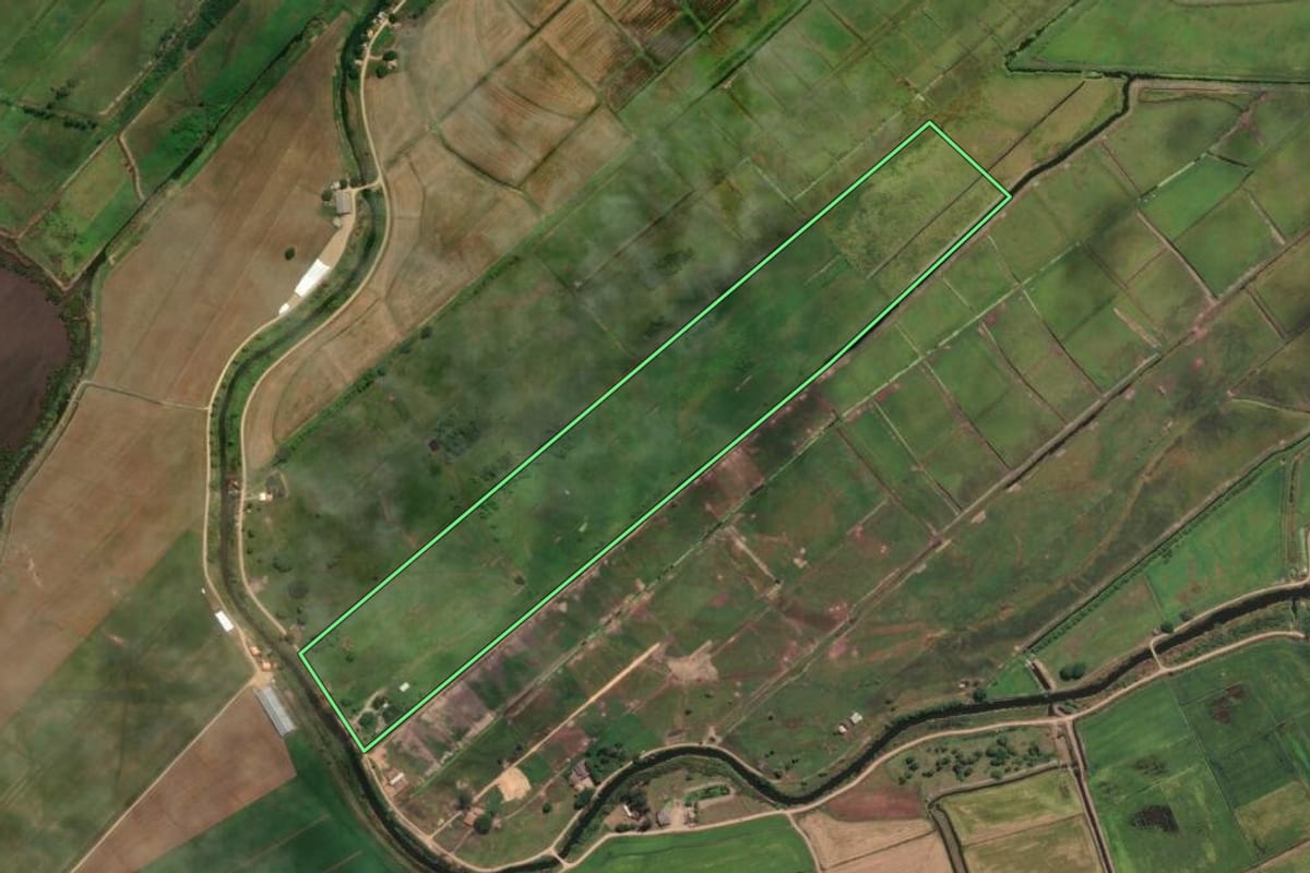 Imagem de satélite do imóvel rural em Laguna (SC), com o contorno declarado no CAR desenhado por cima.