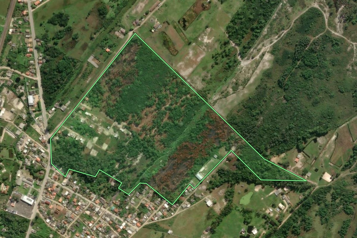 Imagem de satélite do imóvel rural em Laguna (SC), com o contorno declarado no CAR desenhado por cima.