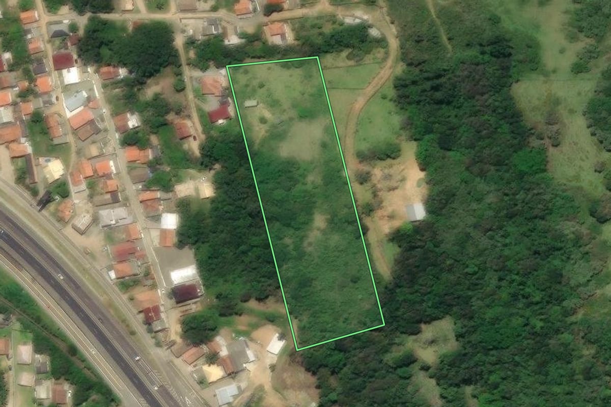 Imagem de satélite do imóvel rural em Laguna (SC), com o contorno declarado no CAR desenhado por cima.