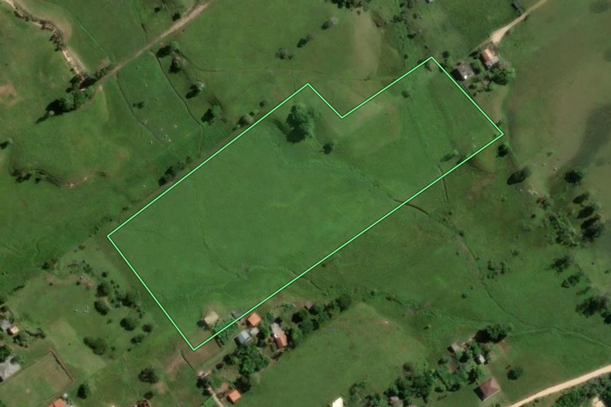 Imagem de satélite do imóvel rural em Laguna (SC), com o contorno declarado no CAR desenhado por cima.
