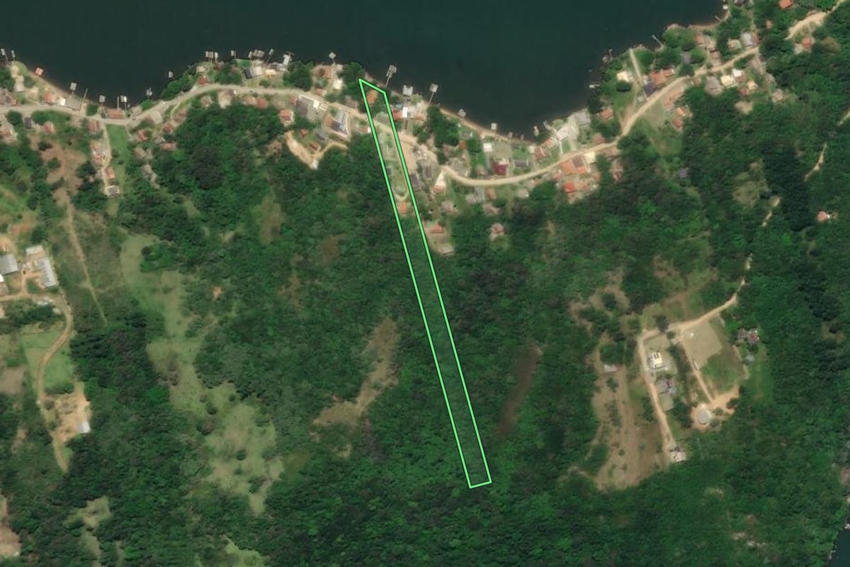 Imagem de satélite do imóvel rural em Laguna (SC), com o contorno declarado no CAR desenhado por cima.