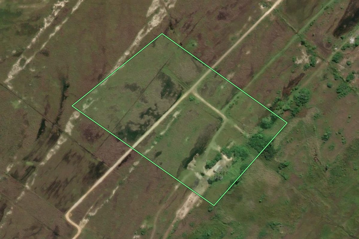 Imagem de satélite do imóvel rural em Laguna (SC), com o contorno declarado no CAR desenhado por cima.