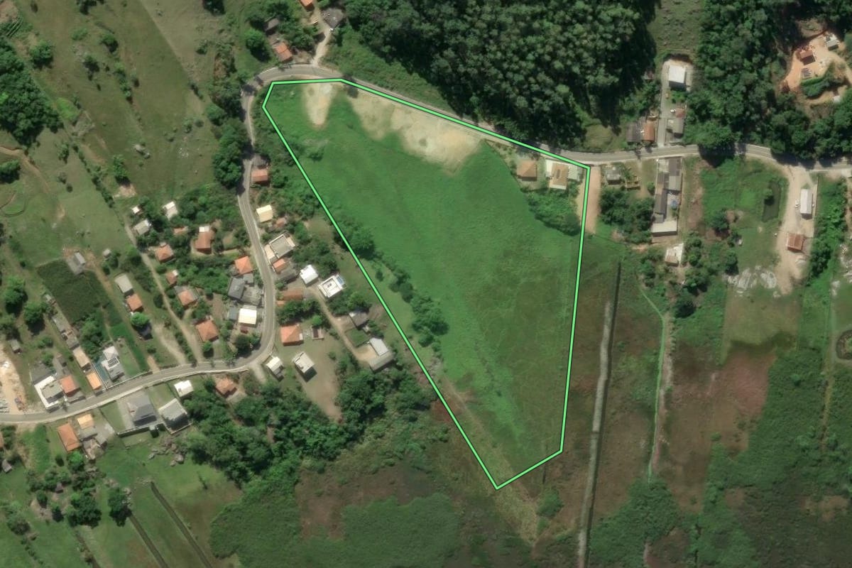 Imagem de satélite do imóvel rural em Laguna (SC), com o contorno declarado no CAR desenhado por cima.