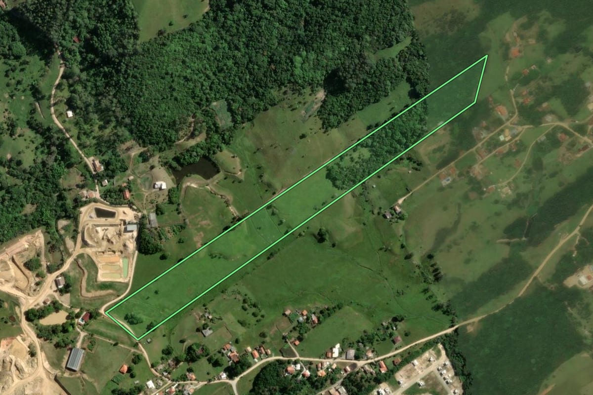 Imagem de satélite do imóvel rural em Laguna (SC), com o contorno declarado no CAR desenhado por cima.