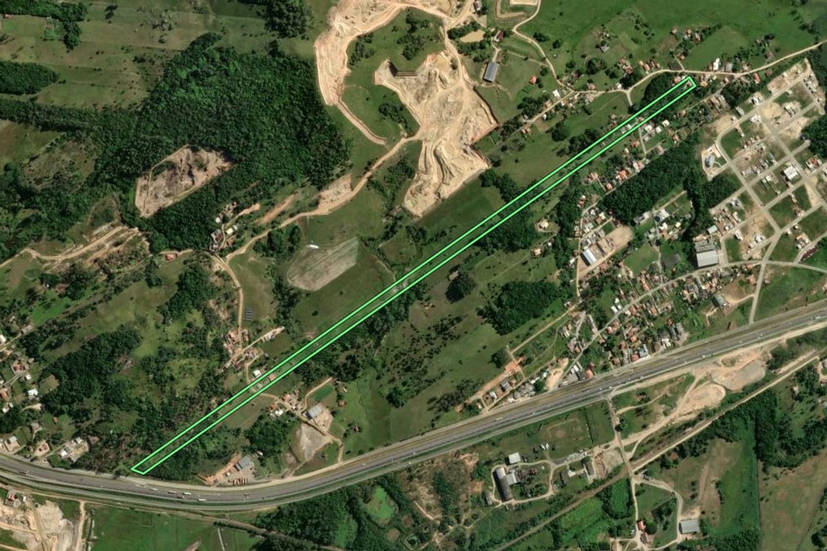 Imagem de satélite do imóvel rural em Laguna (SC), com o contorno declarado no CAR desenhado por cima.
