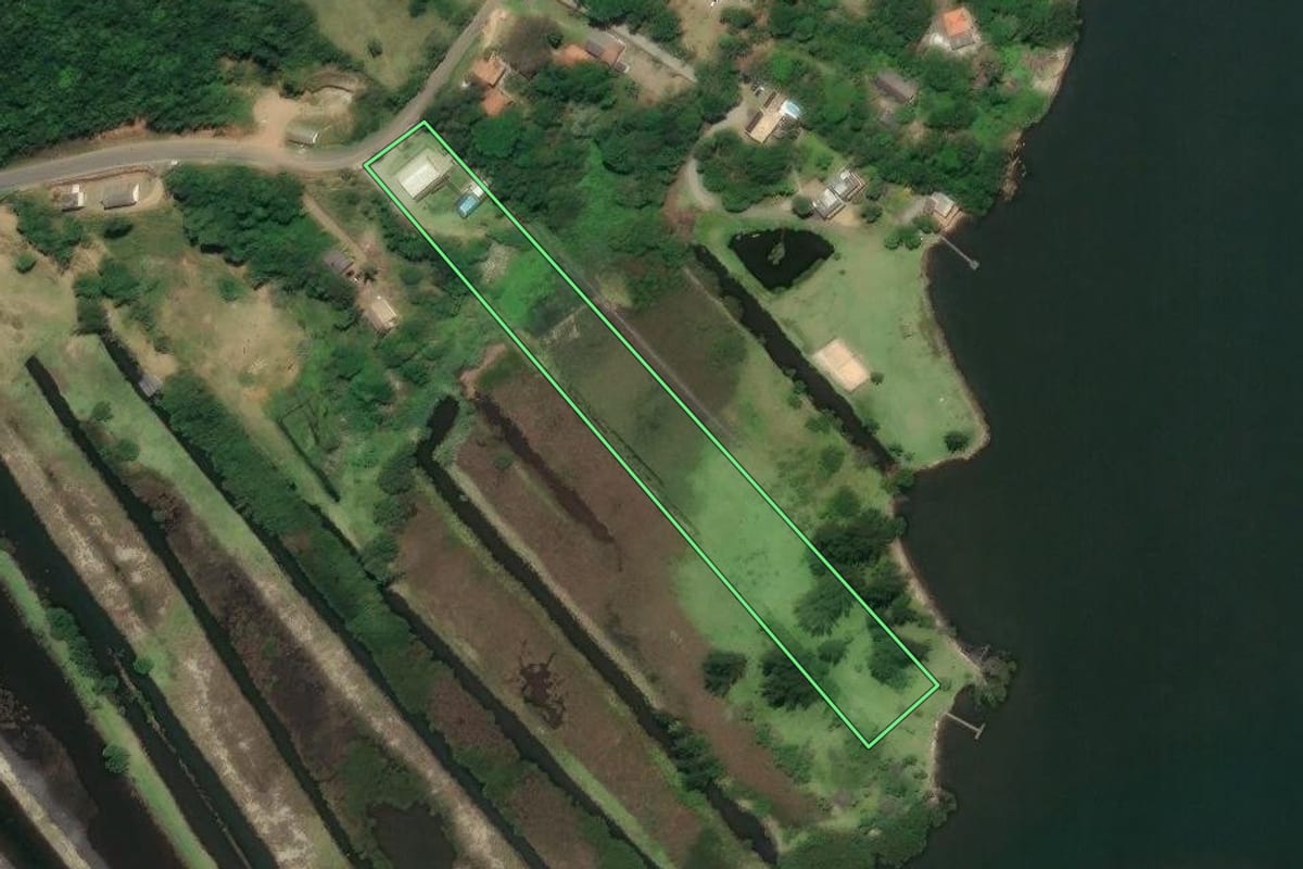 Imagem de satélite do imóvel rural em Laguna (SC), com o contorno declarado no CAR desenhado por cima.