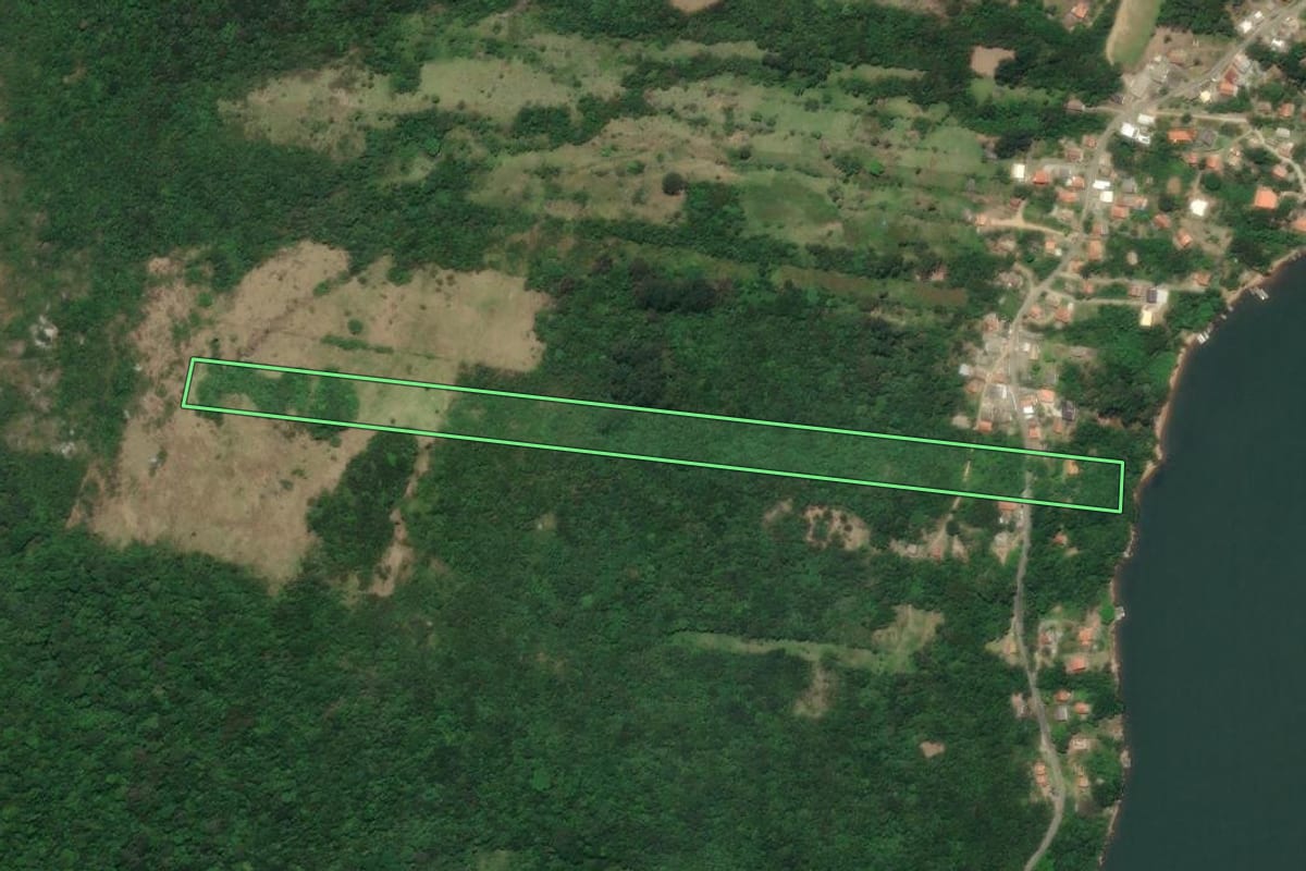 Imagem de satélite do imóvel rural em Laguna (SC), com o contorno declarado no CAR desenhado por cima.