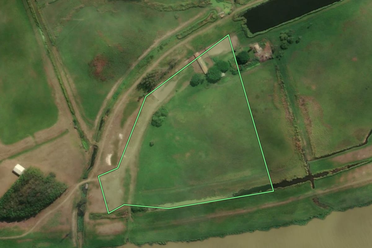 Imagem de satélite do imóvel rural em Laguna (SC), com o contorno declarado no CAR desenhado por cima.